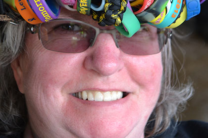 Woman wearing many silicone bracelets on her head.